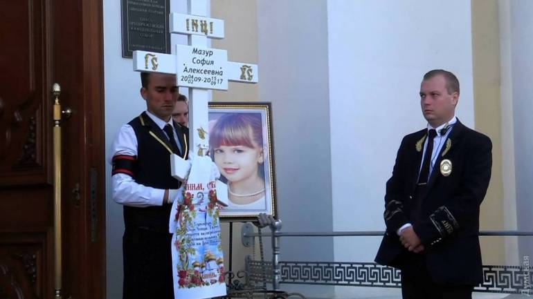Батьки загиблих дівчаток у таборі на Одещині підозрюють, що поховали не своїх дітей