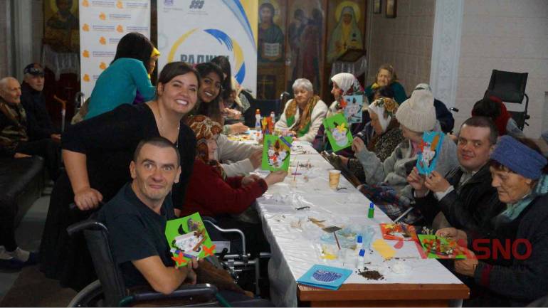Листівки із запахом кави виготовляли вінницькі пенсіонери та люди з інвалідністю (ФОТО)