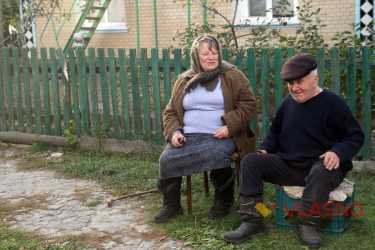 Снаряд зруйнував будинок Ковальчуків: подружжя обживається у новій оселі