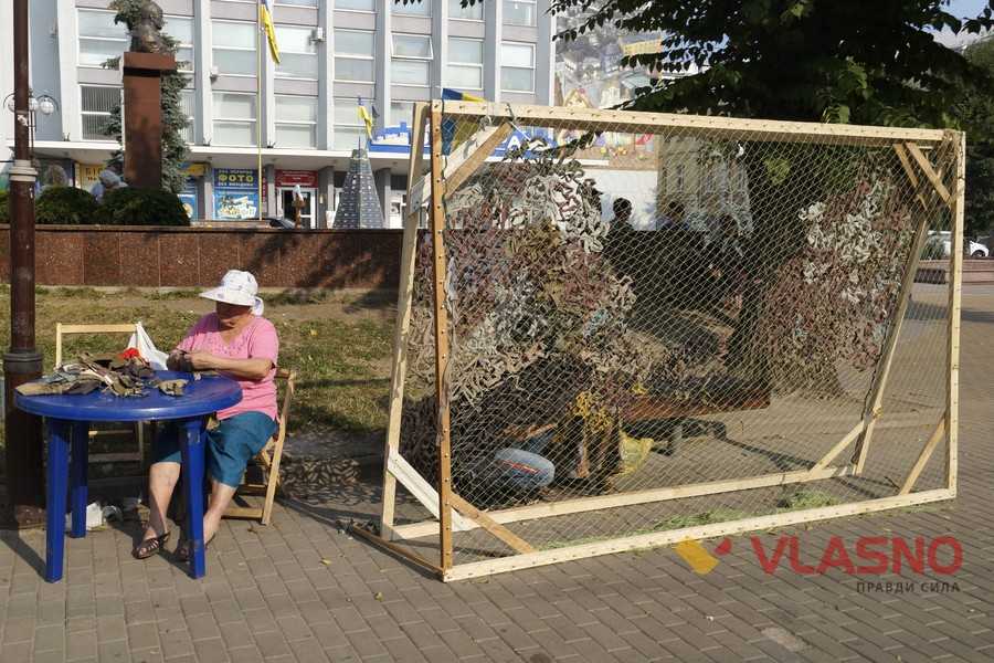 вінницькі волонтери плетуть маскувальні сітки фото