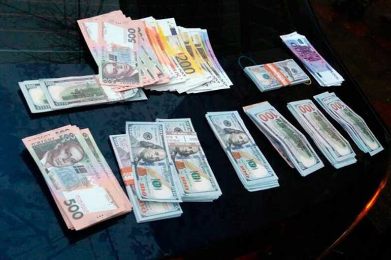 Поліція затримала шахрайку із Закарпаття, яка міняла гроші на фантики