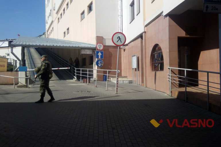 Польське консульство у Вінниці призупинило роботу, установу охороняють військовослужбовці зі зброєю 