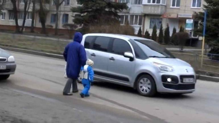 На Вінниччині батьки водять дітей до садочка через небезпечну дорогу