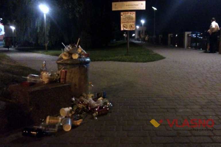 урни на набережній "Рошен" фото