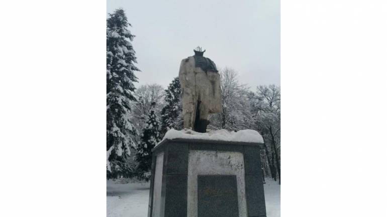 Пам'ятнику Шевченка відбили голову на Львівщині