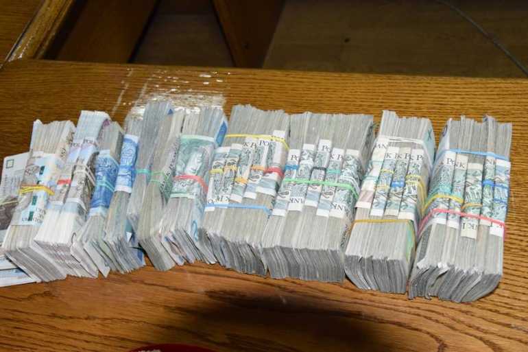 З пакунками до Польщі: сотні тисяч фунтів та злотих ледь не вивезли двоє мешканців Франківська
