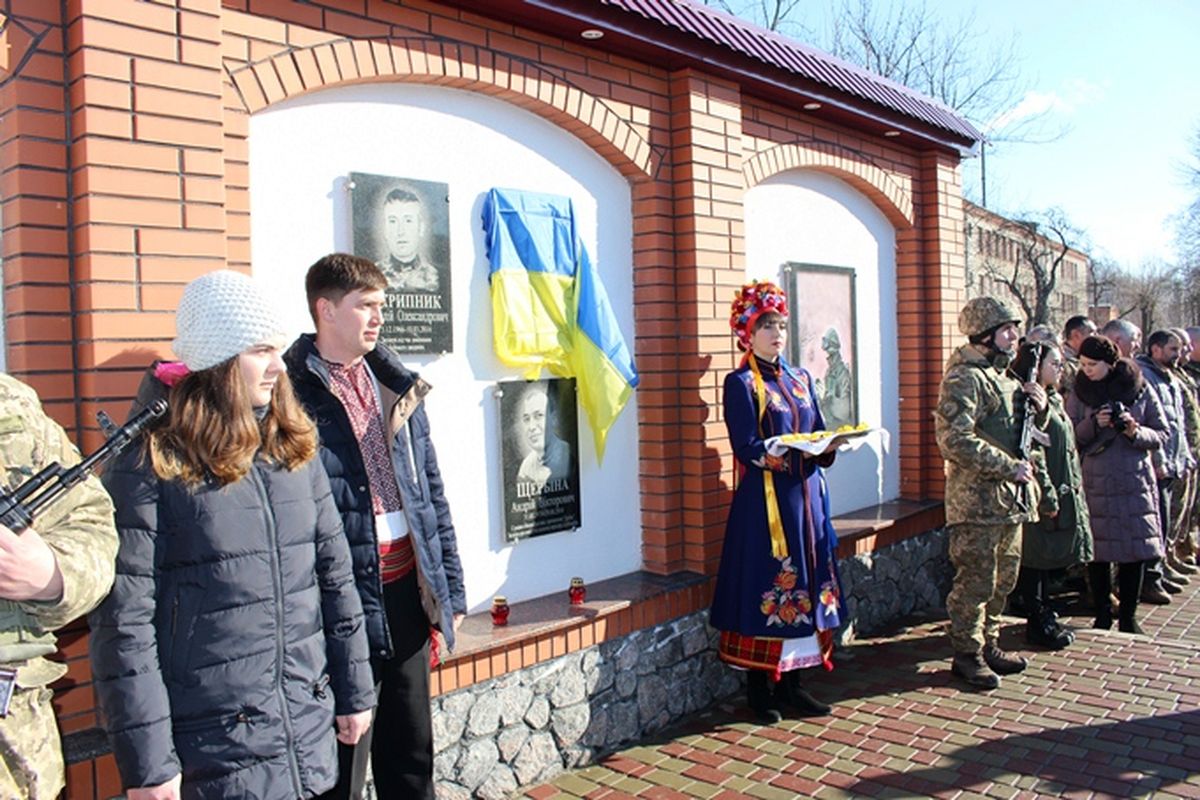 меморіальна дошка атовцю в Гайсині фото