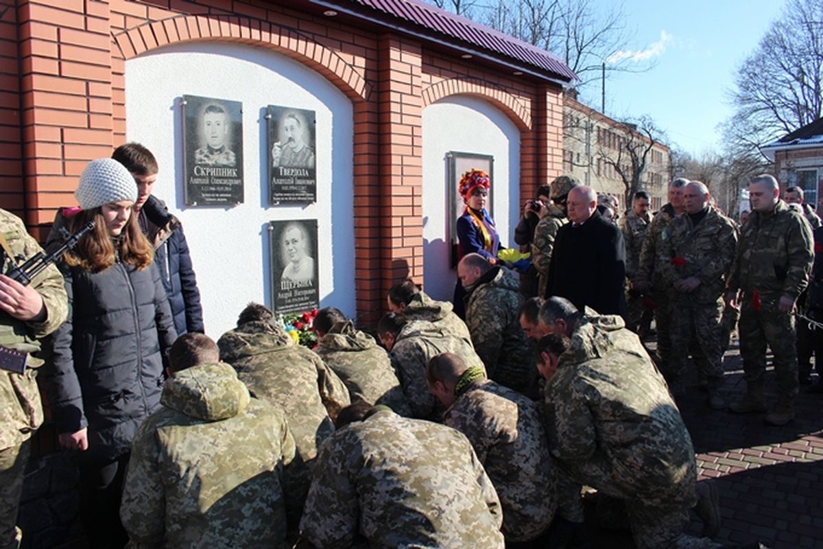 меморіальна дошка атовцю в Гайсині фото