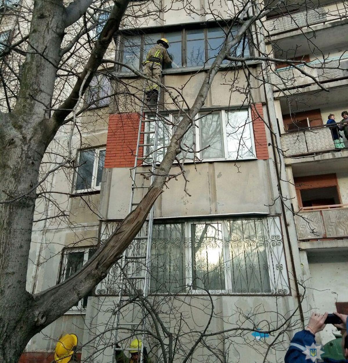 zamknula-ditej-2