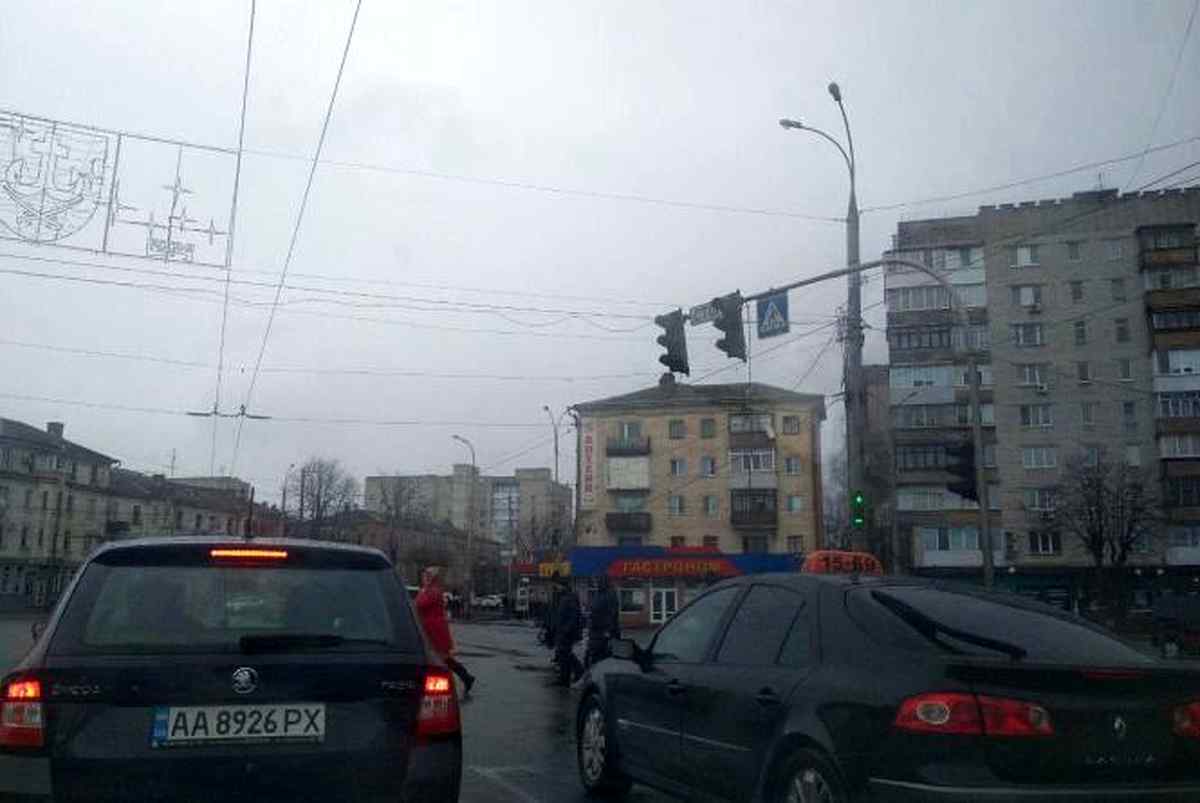 1161414-u-vinnitsi-bushue-uraganniy-viter-zrivae-znaki-ta-perevertae-svitlofori 1