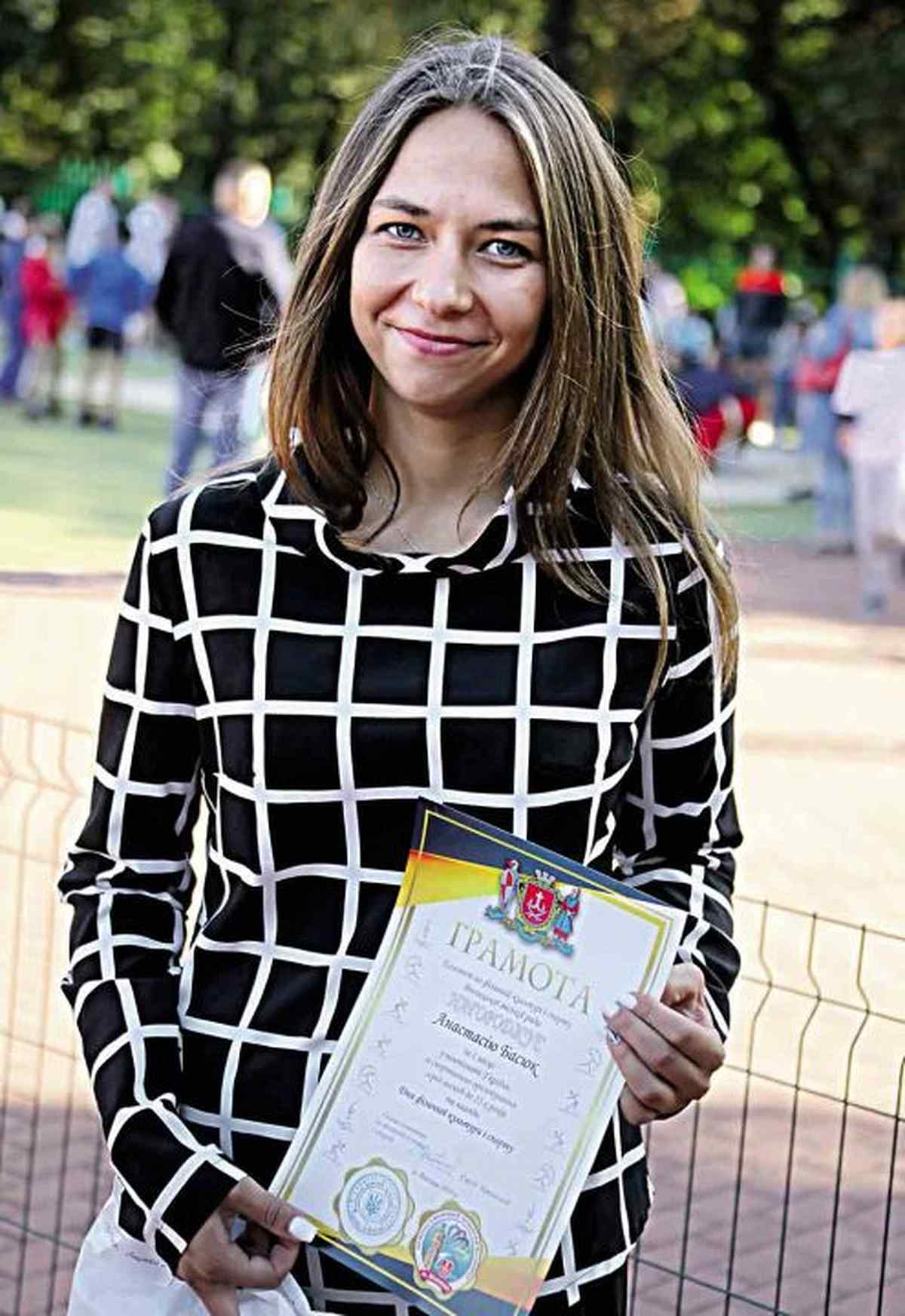 nastya zoloto v ispaniyi 01-495x720 1
