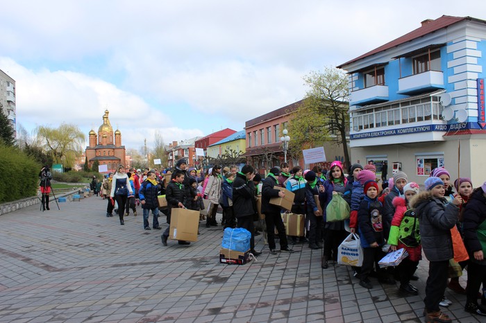  Жмеринські школярі розповіли перехожим, як зберегти довкілля 