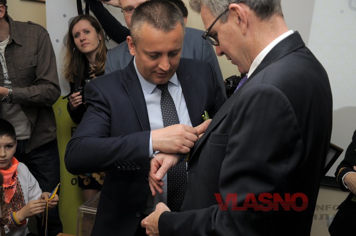 На відкритті Центру суспільної освіти на вінницьких можновладців одягли браслети