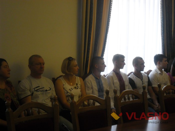 вручення паспортів вінничанам, які народились на День Незалежності фото