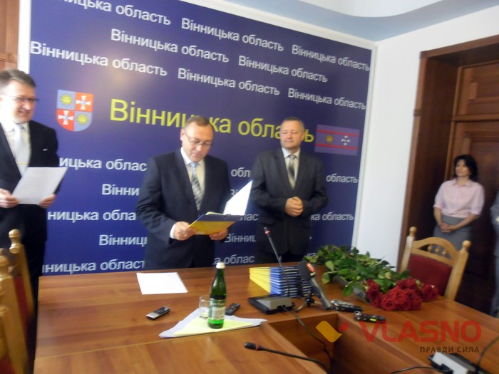 вручення паспортів вінничанам, які народились на День Незалежності фото