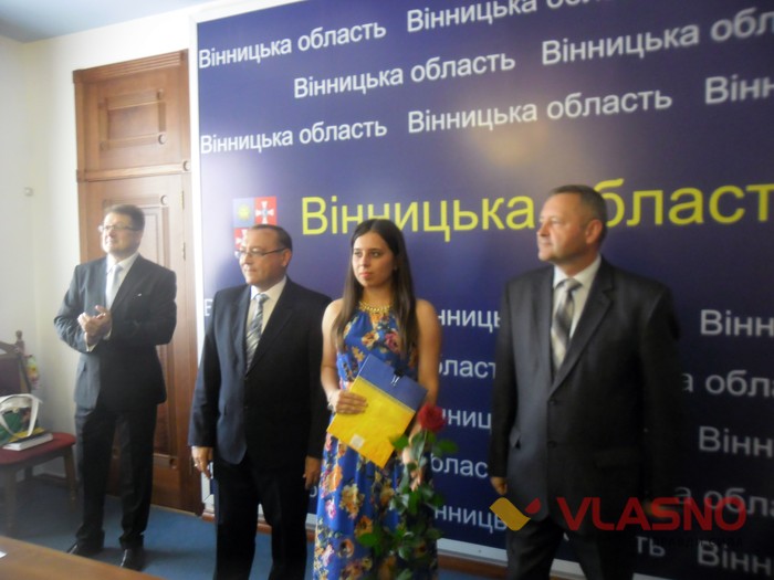 вручення паспортів вінничанам, які народились на День Незалежності фото