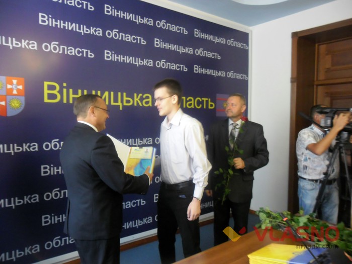 вручення паспортів вінничанам, які народились на День Незалежності фото