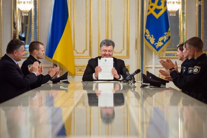 Петро Порошенко підписав закон про поліцію фото