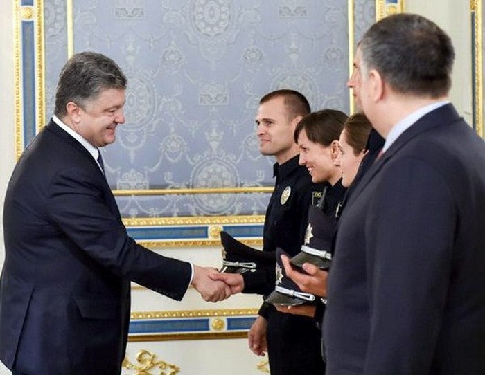 Петро Порошенко підписав закон про поліцію фото