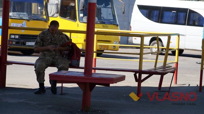учасник АТО на вокзалі фото