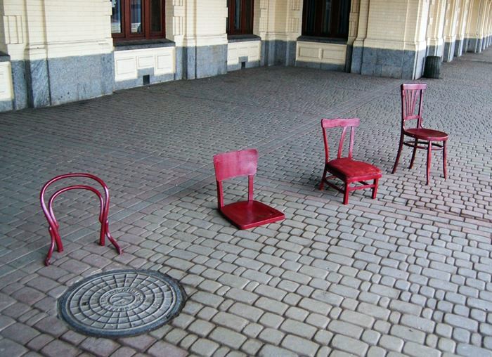 інсталяція 13 стільців фото