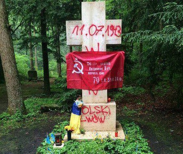 наруга над могилою Бандері фото