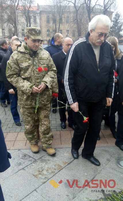 покладання квітів біля Меморіалу Слави з нагоди відзначення Дня Збройних сил України у Вінниці фото