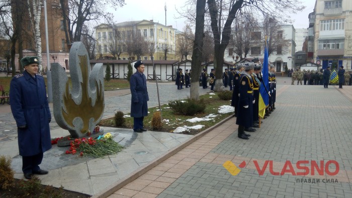покладання квітів біля Меморіалу Слави з нагоди відзначення Дня Збройних сил України у Вінниці фото