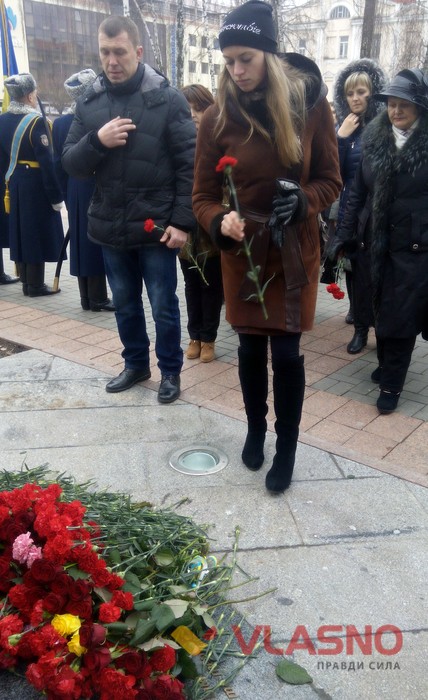 покладання квітів біля Меморіалу Слави з нагоди відзначення Дня Збройних сил України у Вінниці фото