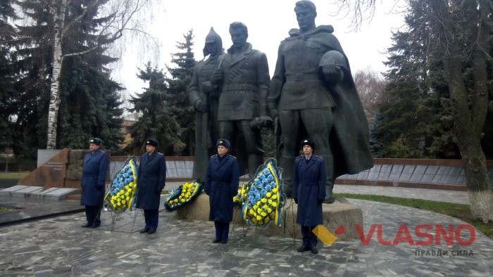 покладання квітів біля Меморіалу Слави з нагоди відзначення Дня Збройних сил України у Вінниці фото