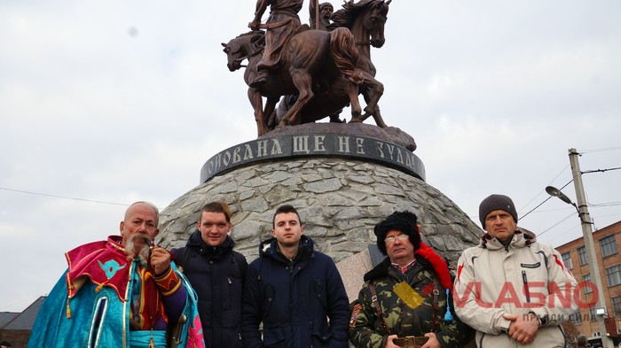 відкриття памятника Гонті та Залізняку в Умані фото