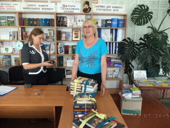 бібліотекарі подарували книги прикордонникам фото