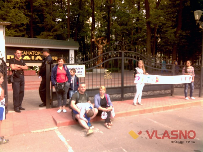 протест біля дельфінарію у Хмільнику фото
