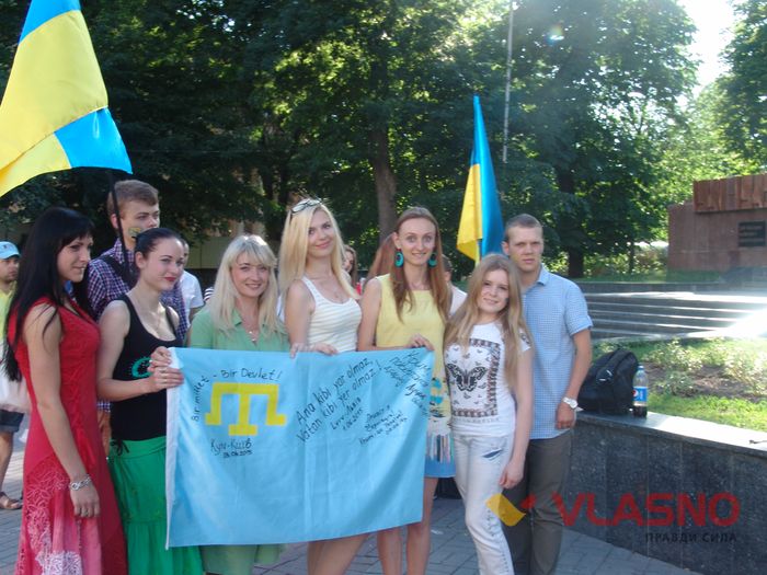 флеш-моб на підтримку кримських татар у Вінниці фото