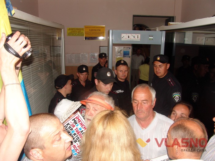 Прихильники Хорта заблокували вхід до суду фото