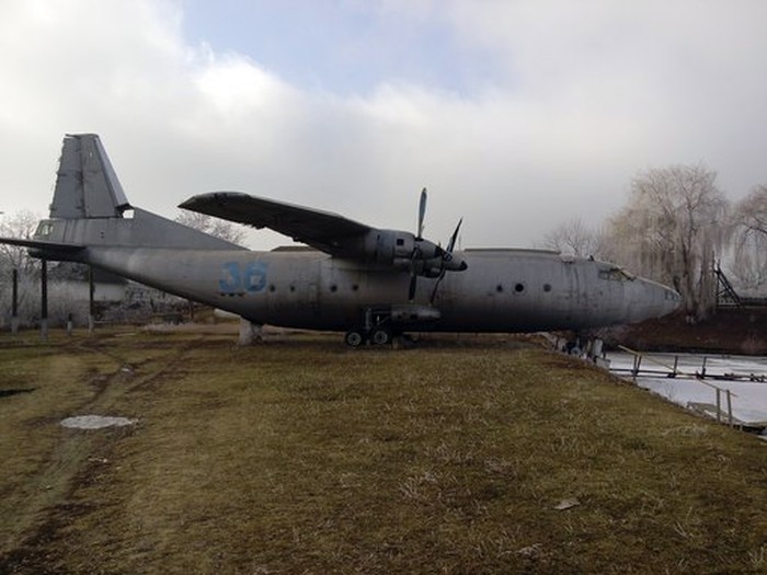 бойовий літак АН-12 у селі Високе на Вінниччині фото