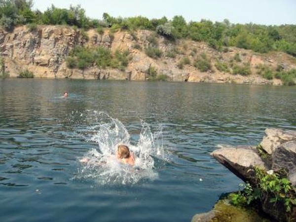 затоплений гранітний кар'єр біля села Губник на Вінниччині фото
