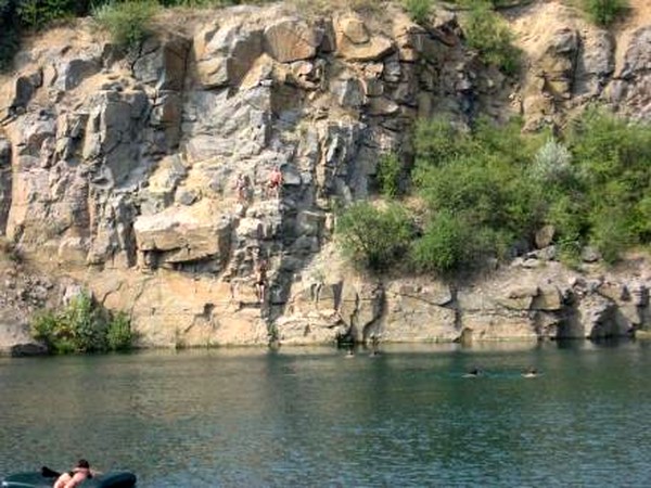 затоплений гранітний кар'єр біля села Губник на Вінниччині фото