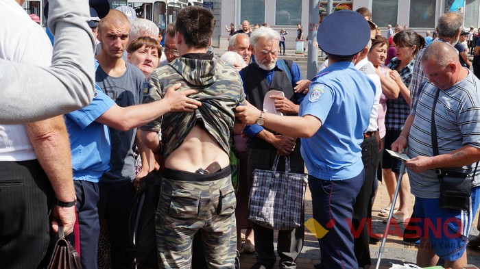 харківські «провокатори» під час акції протесту під Вінницькою міською радою фото