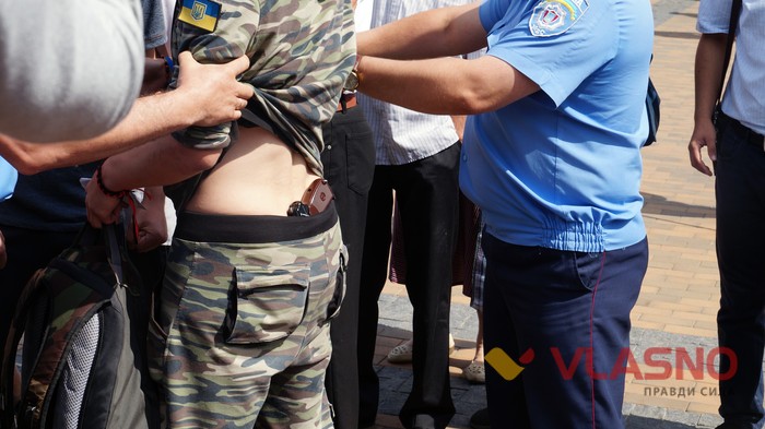 харківські «провокатори» під час акції протесту під Вінницькою міською радою фото