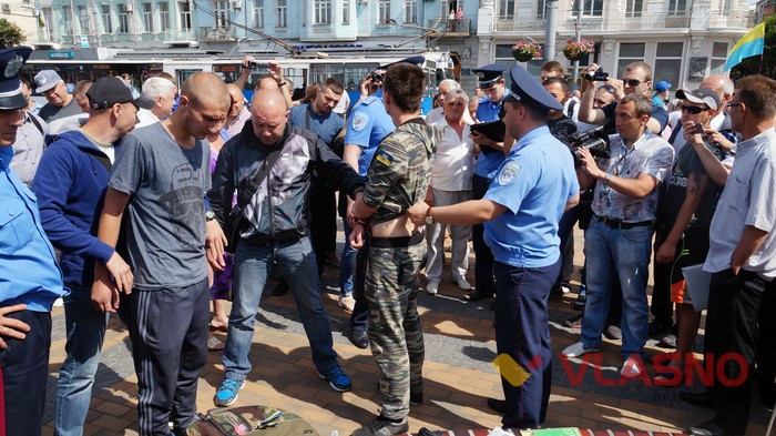харківські «провокатори» під час акції протесту під Вінницькою міською радою фото
