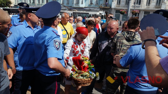 харківські «провокатори» під час акції протесту під Вінницькою міською радою фото