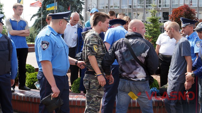 харківські «провокатори» під час акції протесту під Вінницькою міською радою фото