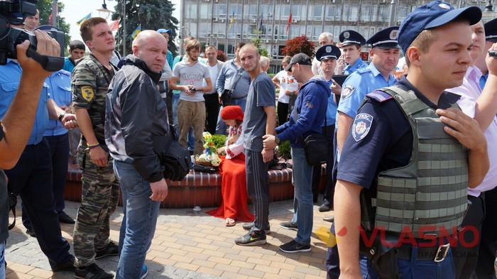 харківські «провокатори» під час акції протесту під Вінницькою міською радою фото