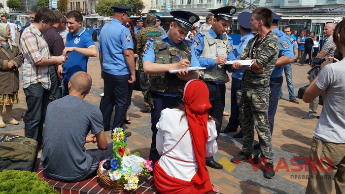 харківські «провокатори» під час акції протесту під Вінницькою міською радою фото