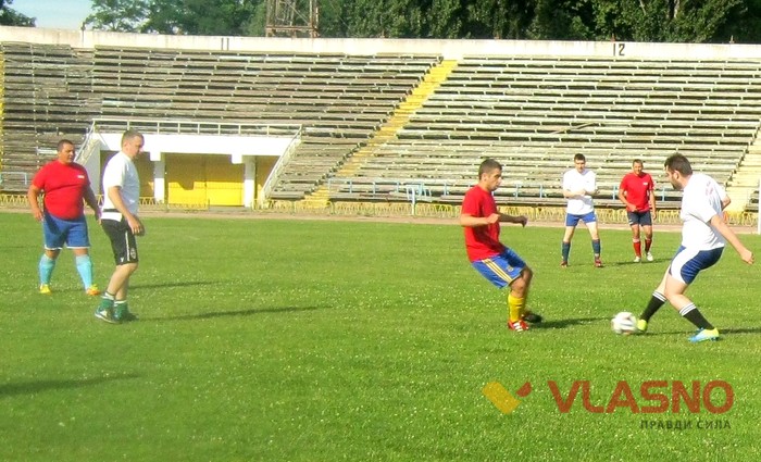 футбольний матч між командою очільників Футбольних клубів області і командою журналістів Вінниці фото