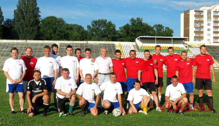 футбольний матч між командою очільників Футбольних клубів області і командою журналістів Вінниці фото