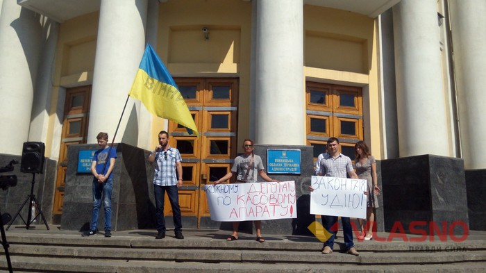 протест підприємців під Вінницькою ОДА проти обов'язкового використання касових апаратів фото