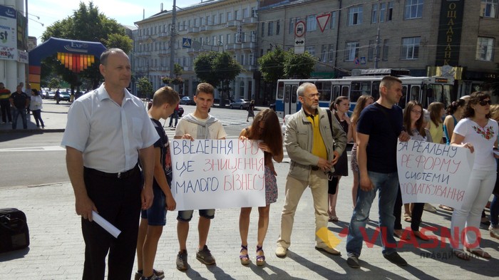 протест підприємців під Вінницькою ОДА проти обов'язкового використання касових апаратів фото