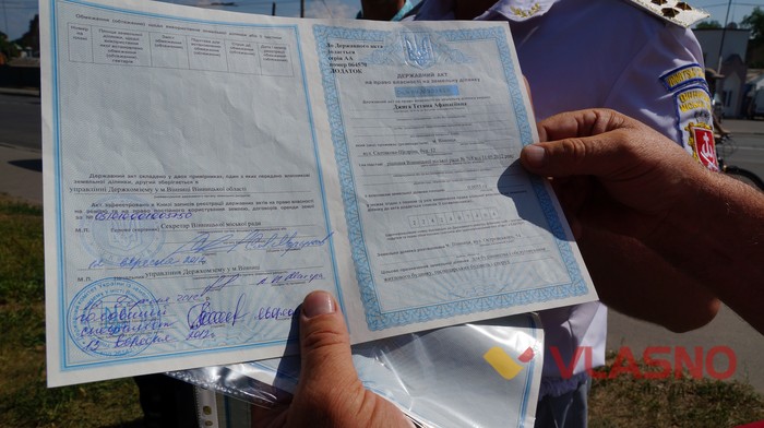 Комунальники під наглядом муніципальної поліції розібрали «Деруни» фото